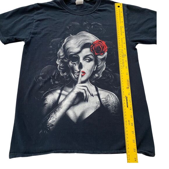 Fruit of the Loom Marilyn Monroe Mens Shirt Size S T-shirt Black Skull & Roses - Picture 6 of 9